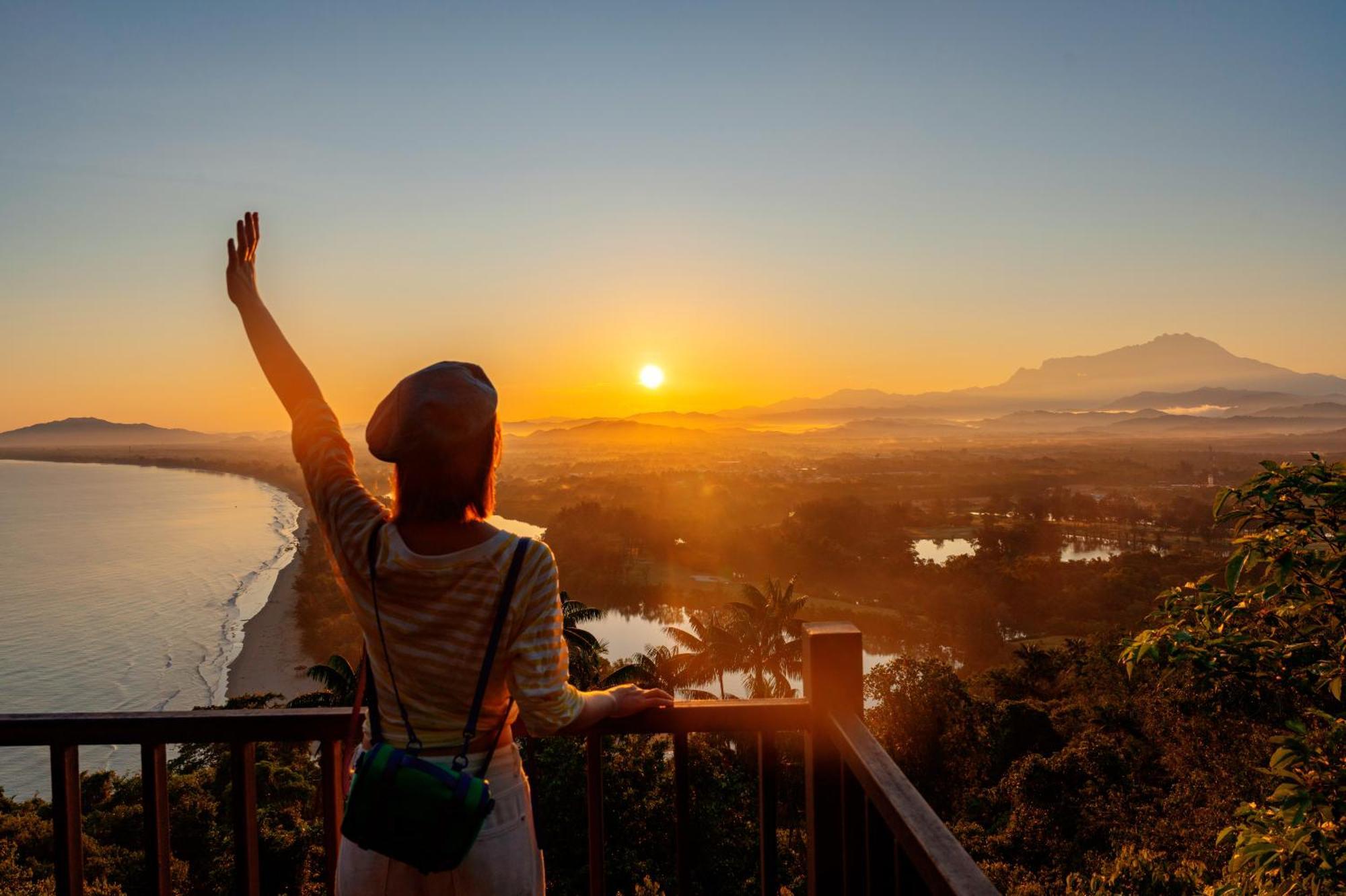 Shangri-La Rasa Ria, Kota Kinabalu Exterior photo Sunset at the top of the hill