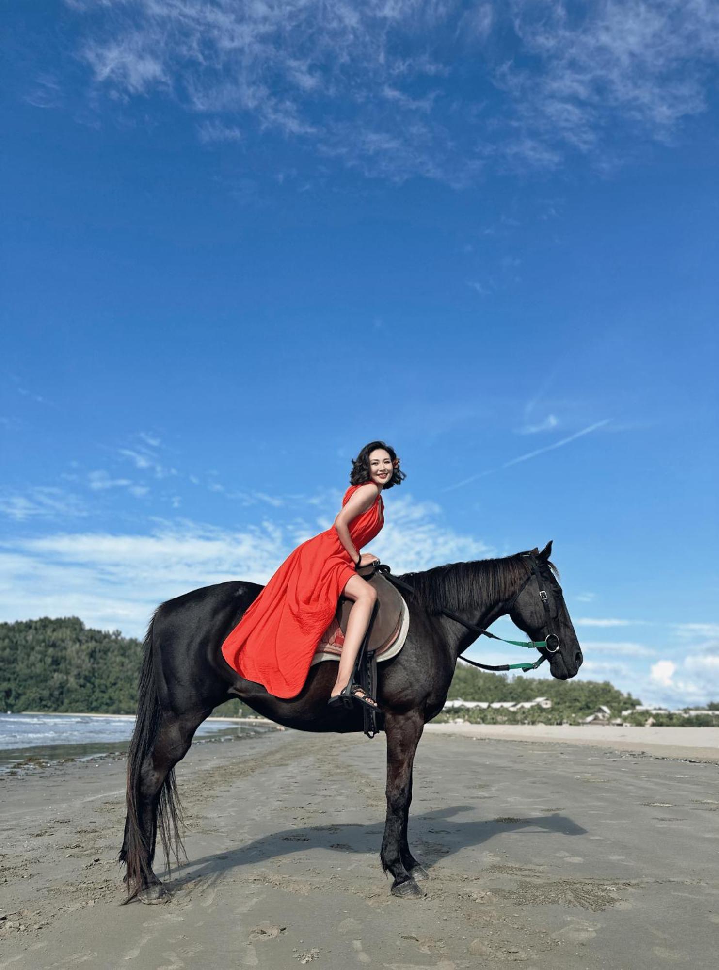 Shangri-La Rasa Ria, Kota Kinabalu Exterior photo A woman riding a horse