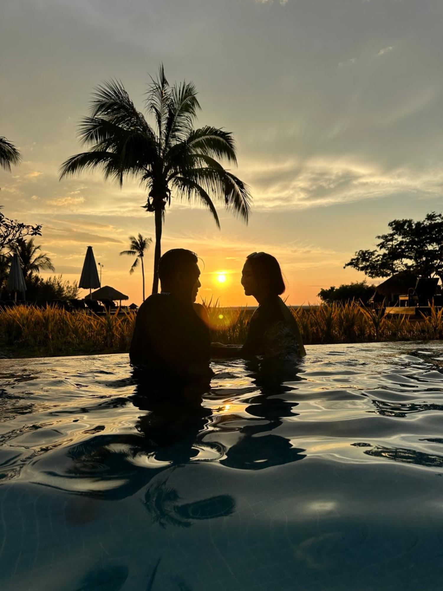 Shangri-La Rasa Ria, Kota Kinabalu Exterior photo Sunset at the pool